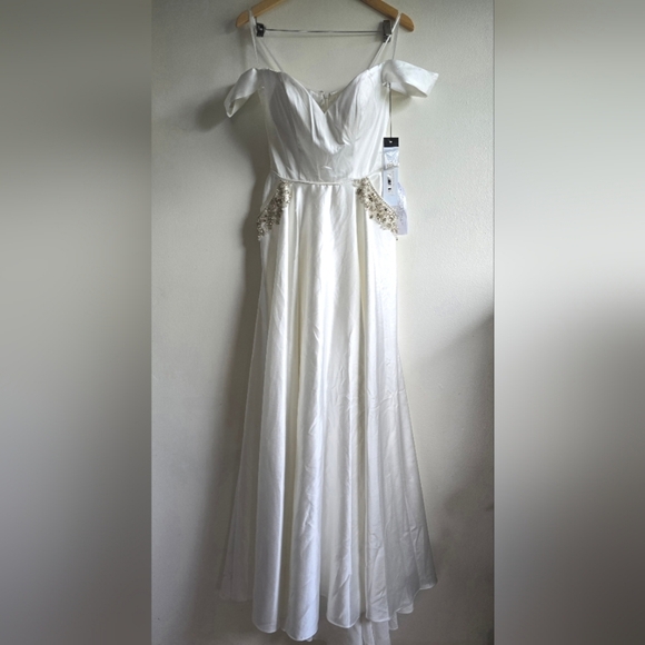 NWT Mac Duggal, Off Shoulder Gown, White, Size 4 - $398 - Picture 7 of 16